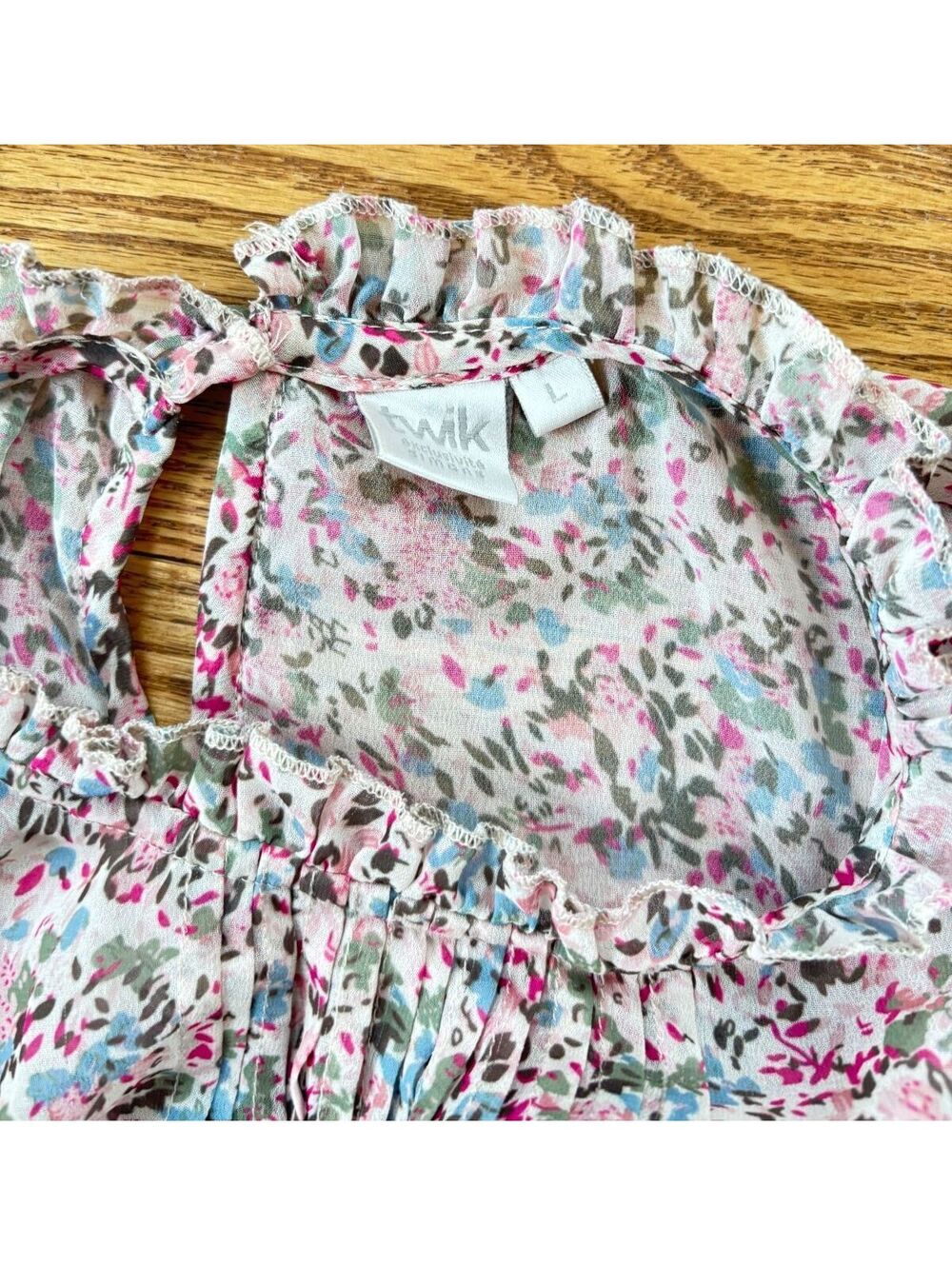 🌸 2 Floral Blouses for 1 Price 🌸 Lightweight Summer Bundle | Large - Picture 9 of 9